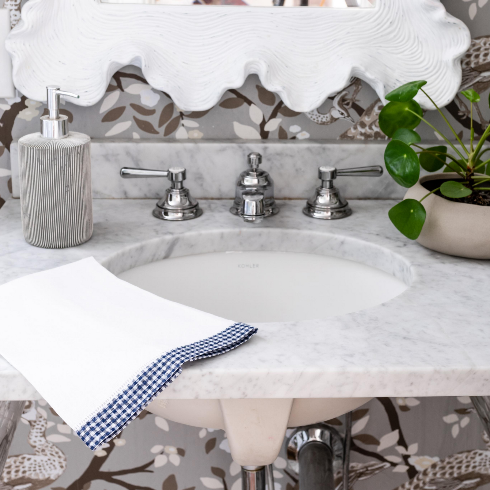 Cheerful gingham and hemstitched linen make a winning combination! The Check Mate Guest towel is 100% European linen with a gingham hemstitched edge and is available in four fun colors.   Approximately 14" x 20"